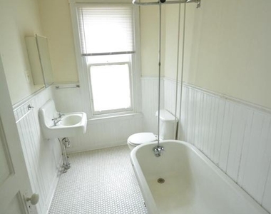 444 W Queen Lane - Photo Thumbnail 8