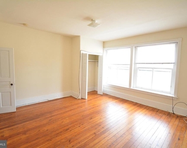 444 W Queen Lane - Photo Thumbnail 1