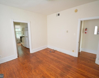 444 W Queen Lane - Photo Thumbnail 4