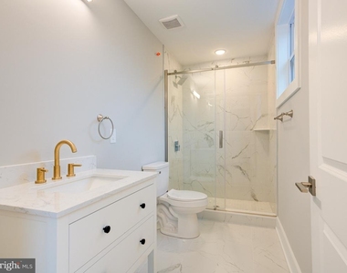 1933 N Leithgow Street - Photo Thumbnail 12