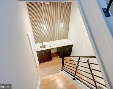 1933 N Leithgow Street - Photo Thumbnail 33