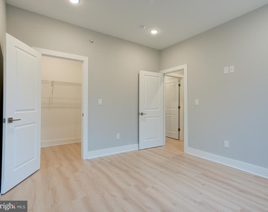1933 N Leithgow Street - Photo Thumbnail 11