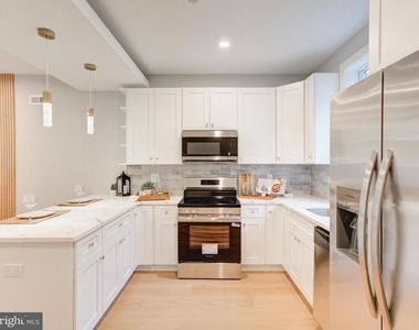 1933 N Leithgow Street - Photo Thumbnail 3