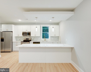 1933 N Leithgow Street - Photo Thumbnail 24