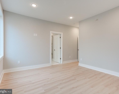 1933 N Leithgow Street - Photo Thumbnail 15