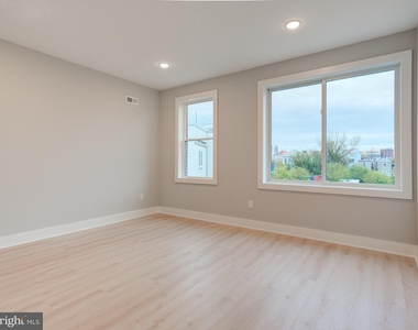 1933 N Leithgow Street - Photo Thumbnail 14