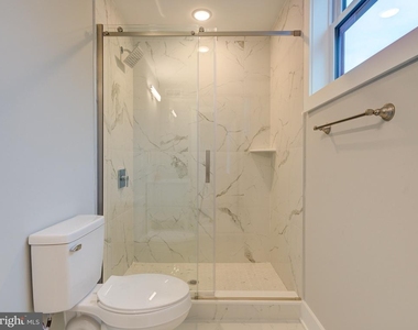 1933 N Leithgow Street - Photo Thumbnail 13