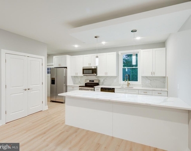 1933 N Leithgow Street - Photo Thumbnail 25
