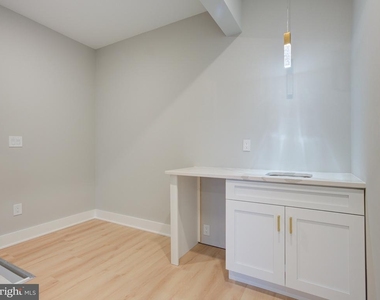 1933 N Leithgow Street - Photo Thumbnail 10