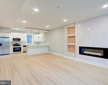 1933 N Leithgow Street - Photo Thumbnail 6