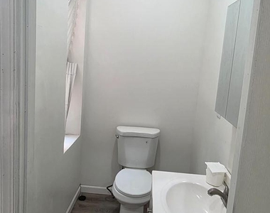 1712 N Lindenwood Street - Photo Thumbnail 6