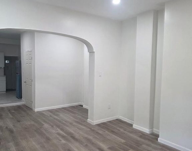 1712 N Lindenwood Street - Photo Thumbnail 2