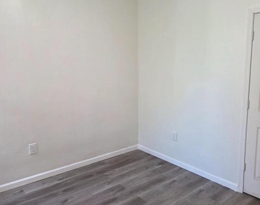 1712 N Lindenwood Street - Photo Thumbnail 9