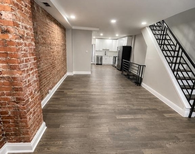 347 N Robinson Street - Photo Thumbnail 2