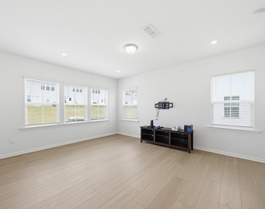 2109 Sun Vibes Way - Photo Thumbnail 15