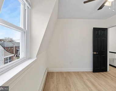1118 Brown Street - Photo Thumbnail 5