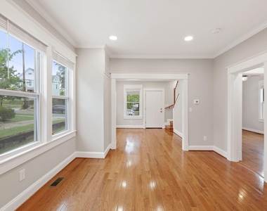 6011 44th Avenue - Photo Thumbnail 7