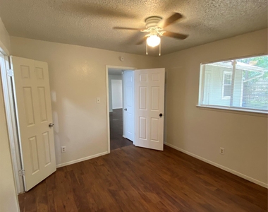 806 Sirocco Dr - Photo Thumbnail 5