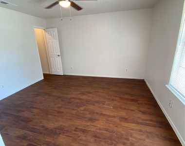 806 Sirocco Dr - Photo Thumbnail 9