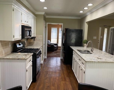 1002 Creekbend Cv - Photo Thumbnail 9