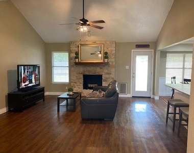 1002 Creekbend Cv - Photo Thumbnail 11