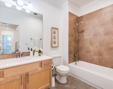 2608 E 6th St - Photo Thumbnail 17