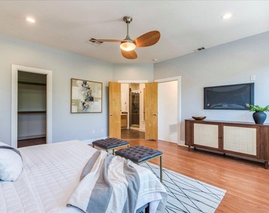 2608 E 6th St - Photo Thumbnail 11