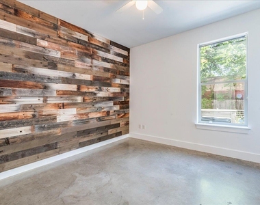 2608 E 6th St - Photo Thumbnail 15
