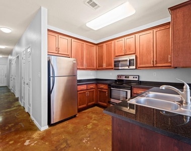 910 W 25th St - Photo Thumbnail 3