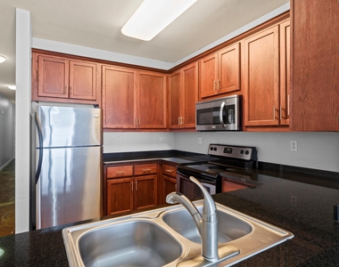 910 W 25th St - Photo Thumbnail 2