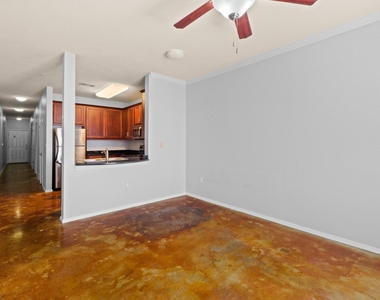910 W 25th St - Photo Thumbnail 6