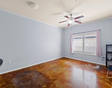 910 W 25th St - Photo Thumbnail 7