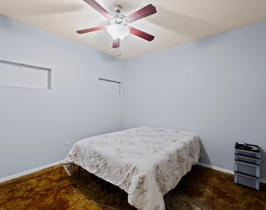 910 W 25th St - Photo Thumbnail 9