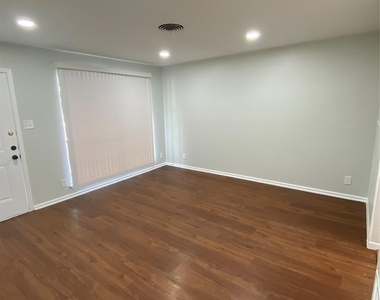 6805 Dubuque Ln - Photo Thumbnail 5