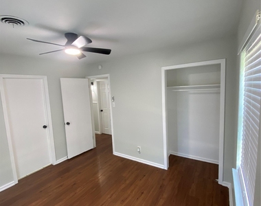 6805 Dubuque Ln - Photo Thumbnail 10