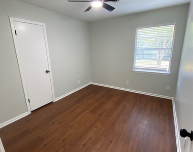 6805 Dubuque Ln - Photo Thumbnail 12