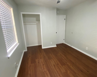 6805 Dubuque Ln - Photo Thumbnail 11