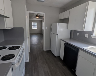107 Beck St - Photo Thumbnail 2