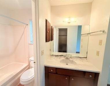 10904 Meadgreen Ct - Photo Thumbnail 22