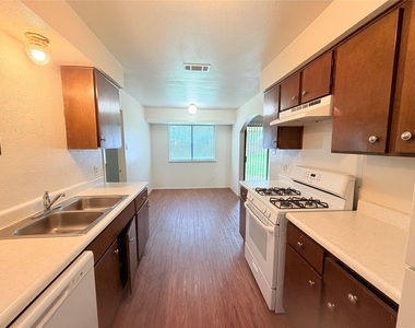 10904 Meadgreen Ct - Photo Thumbnail 11