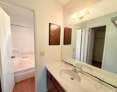 10904 Meadgreen Ct - Photo Thumbnail 21