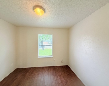 10904 Meadgreen Ct - Photo Thumbnail 12