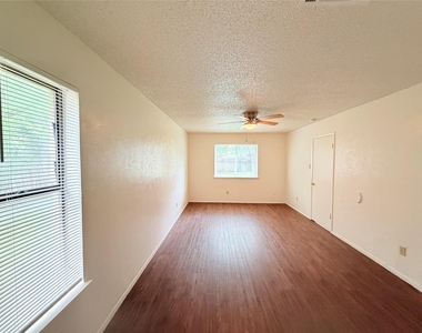 10904 Meadgreen Ct - Photo Thumbnail 19