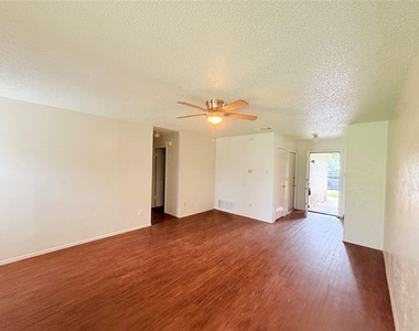 10904 Meadgreen Ct - Photo Thumbnail 7