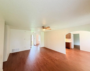 10904 Meadgreen Ct - Photo Thumbnail 5