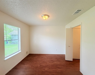 10904 Meadgreen Ct - Photo Thumbnail 13