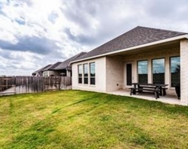 114 Chinaberry Bnd - Photo Thumbnail 10