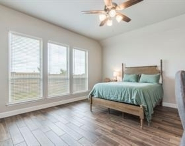 114 Chinaberry Bnd - Photo Thumbnail 8