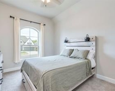 114 Chinaberry Bnd - Photo Thumbnail 6