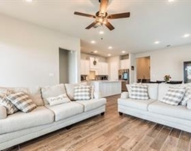 114 Chinaberry Bnd - Photo Thumbnail 4